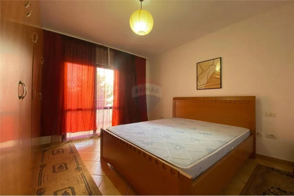 Tirane, jepet me qera apartament 1+1 Kati 3, 65 m² 450 € (komuna e parisit)