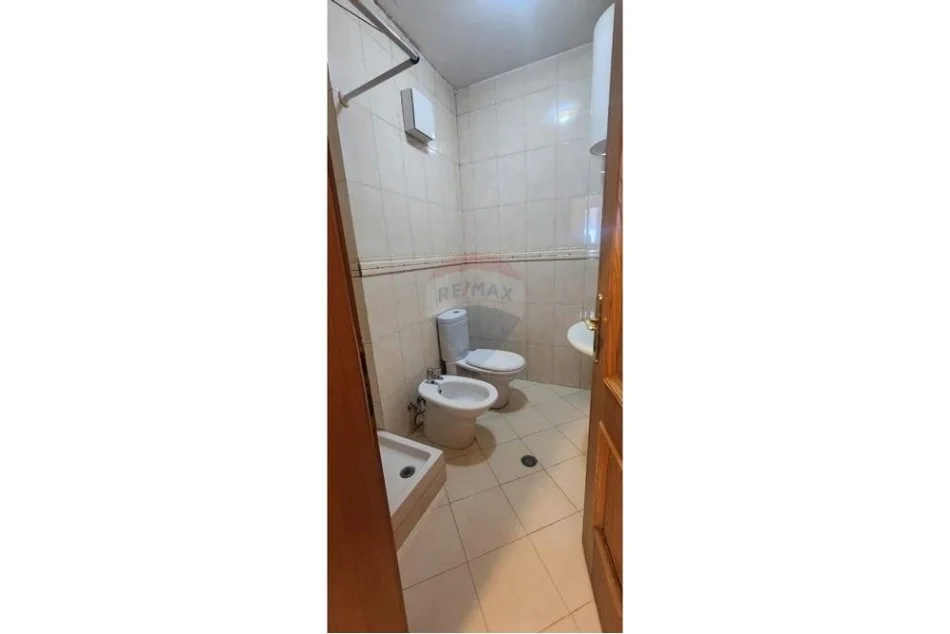 Tirane, jepet me qera apartament 1+1 Kati 9, 73 m² 600 € (Apartament 1+1 per qira, Bllok)