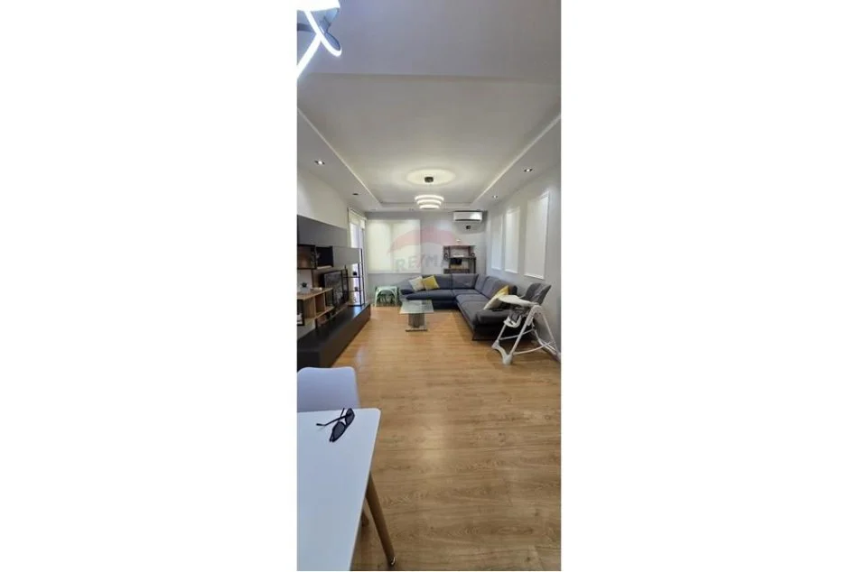 Tirane, jepet me qera apartament 2+1 Kati 3, 98 m² 800 € 