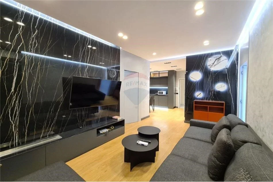 Tirane, jepet me qera apartament 2+1 , 100 m² (Apartament luksoz me qira ne Qender!)