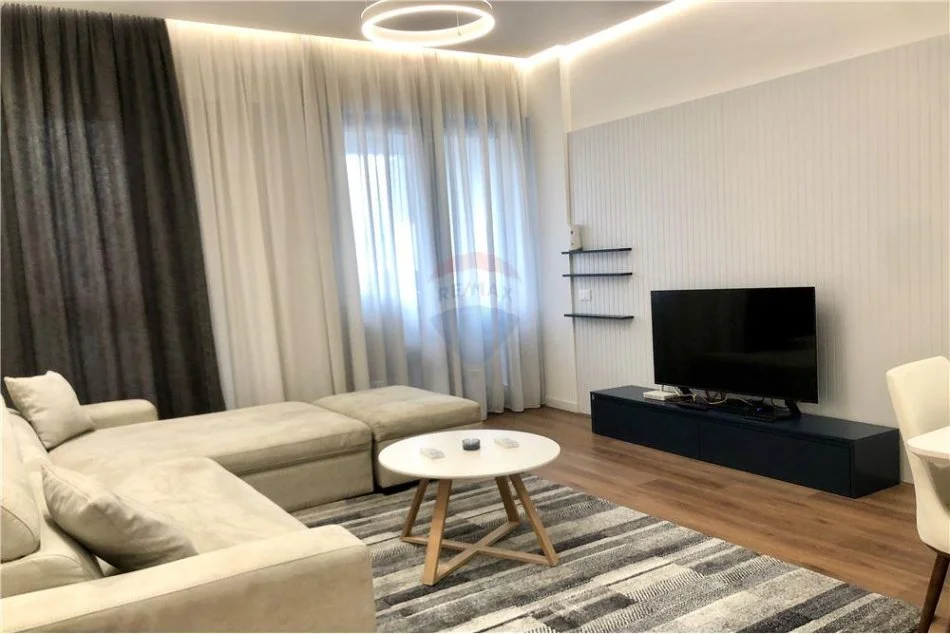 Tirane, jepet me qera apartament 1+1+Ballkon Kati 8, 70 m² 800 € (21 DHJETORI)
