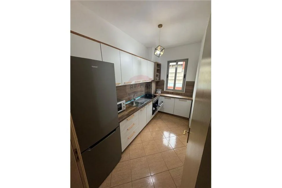 Tirane, jepet me qera apartament 2+1+Aneks+Ballkon Kati 2, 100 m² 600 € (astir)