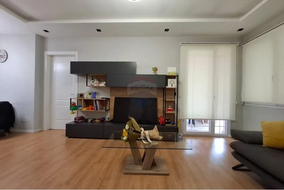 Tirane, jepet me qera apartament 2+1 Kati 3, 98 m² 800 € 