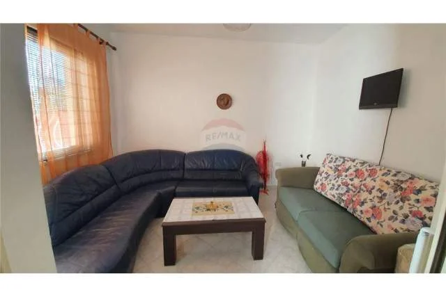 Tirane, jepet me qera shtepi Kati 1, 265 m² 1.500 Euro (vila gold)