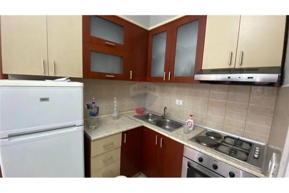 Tirane, jepet me qera apartament 1+1 Kati 5, 450 € (Selvia)