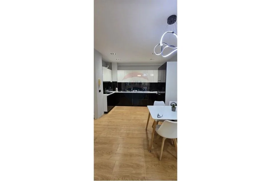 Tirane, jepet me qera apartament 2+1 Kati 3, 98 m² 800 € 