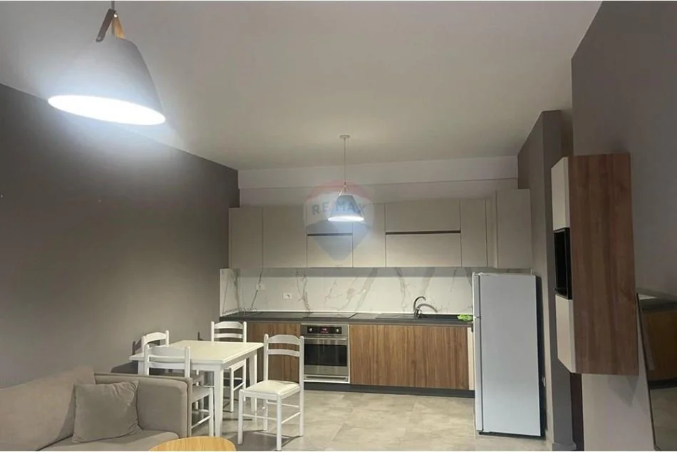 Tirane, jepet me qera apartament , 600 € (Ish fusha Aviacionit)