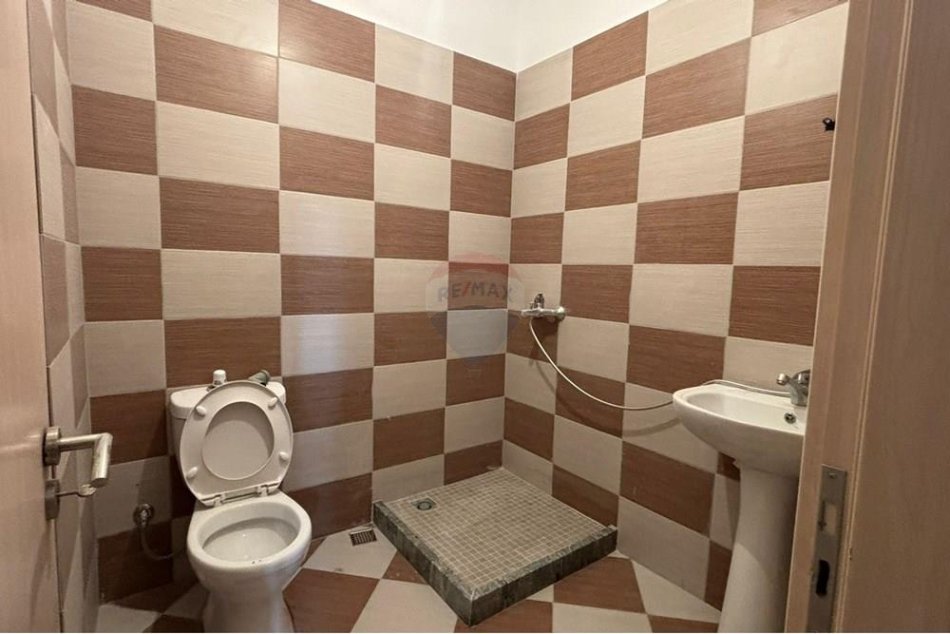 Tirane, jepet me qera apartament 2+1 , 450 € (Astir)