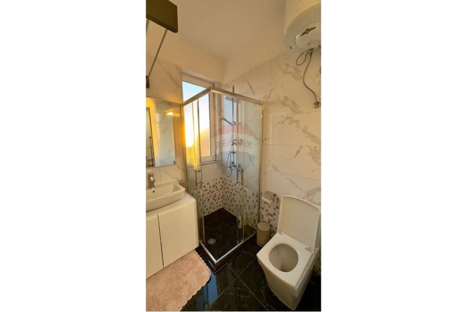 Tirane, jepet me qera apartament 1+1 , 550 € (Bulevardi Zogu I)