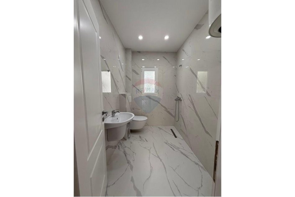 Tirane, jepet me qera apartament 1+1 Kati 2, 63 m² 700 € 