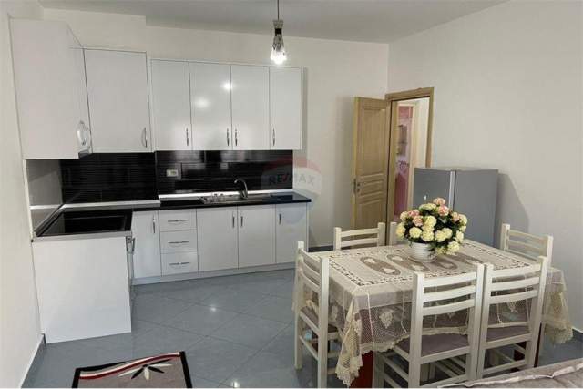 Tirane, jepet me qera apartament 2+1+BLK Kati 4, 85 m² 300 Euro (Te fresku)