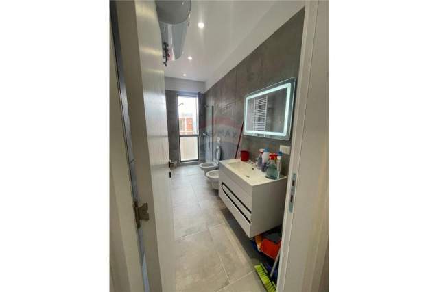 Tirane, jepet me qera apartament 1+1+BLK Kati 11, 70 m² 450 Euro (Rruga Dibres)
