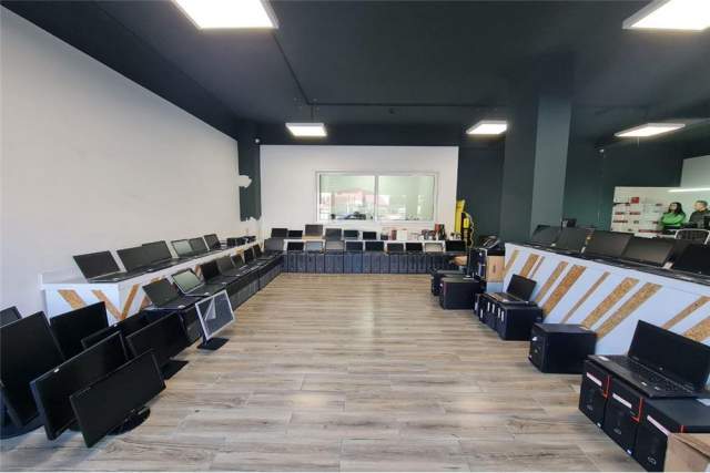 Tirane, jepet me qera dyqan Kati 0, 180 m² 900 Euro