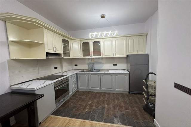 Tirane, jepet me qera zyre Kati 1, 96 m² 800 Euro (Tatimet)