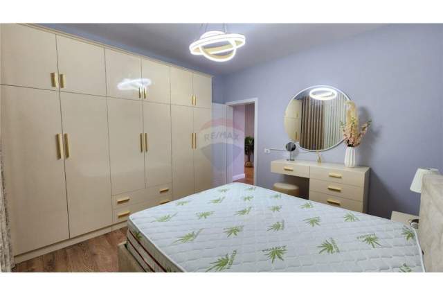 Tirane, jepet me qera apartament 2+1 Kati 1, 90 m² 680 Euro (Kompleksi Kontakt)