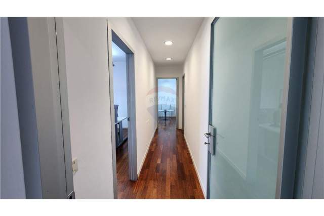 Tirane, jepet me qera zyre Kati 13, 100 m² 1.400 Euro (Bulevardi Bajram Curri)