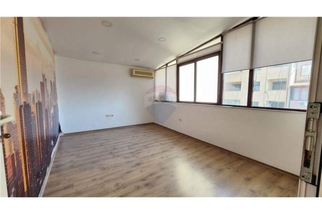 Tirane, jepet me qera zyre Kati 8, 340 m² 3.200 Euro (bllok)