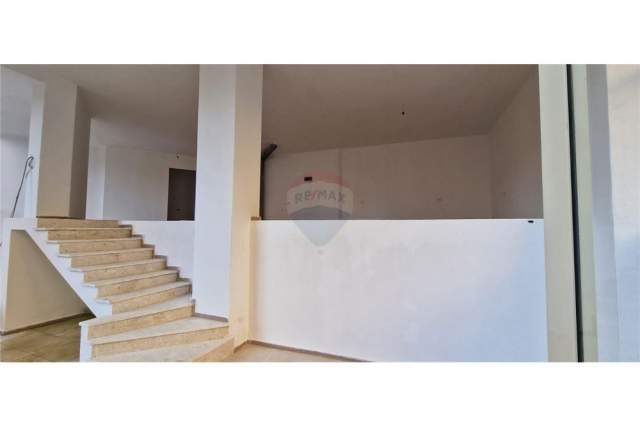 Tirane, jepet me qera ambjent biznesi Kati 0, 120 m² 100.000 Euro (Mine Peza)