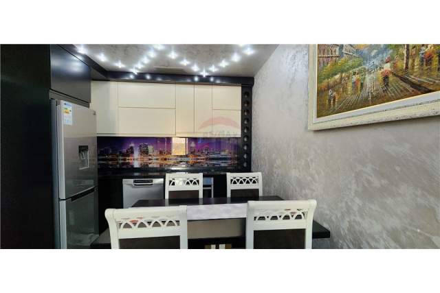 Tirane, ofert apartament 2+1 Kati 3, 85 m² 900 Euro (Kopeshti Botanik)