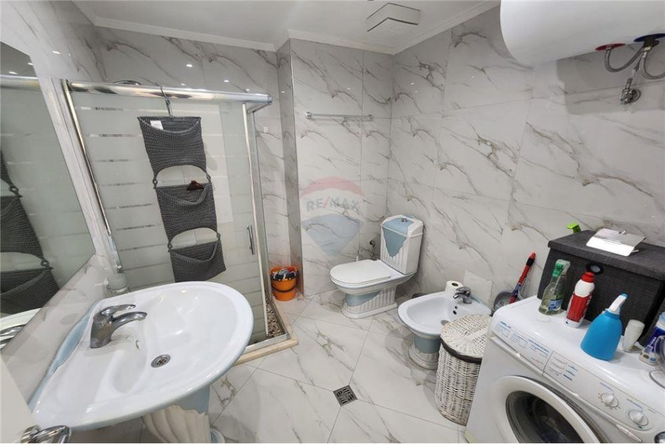 Tirane, jepet me qera apartament 1+1+Ballkon Kati 8, 56 m² 550 € (Rruga e Kavajes)