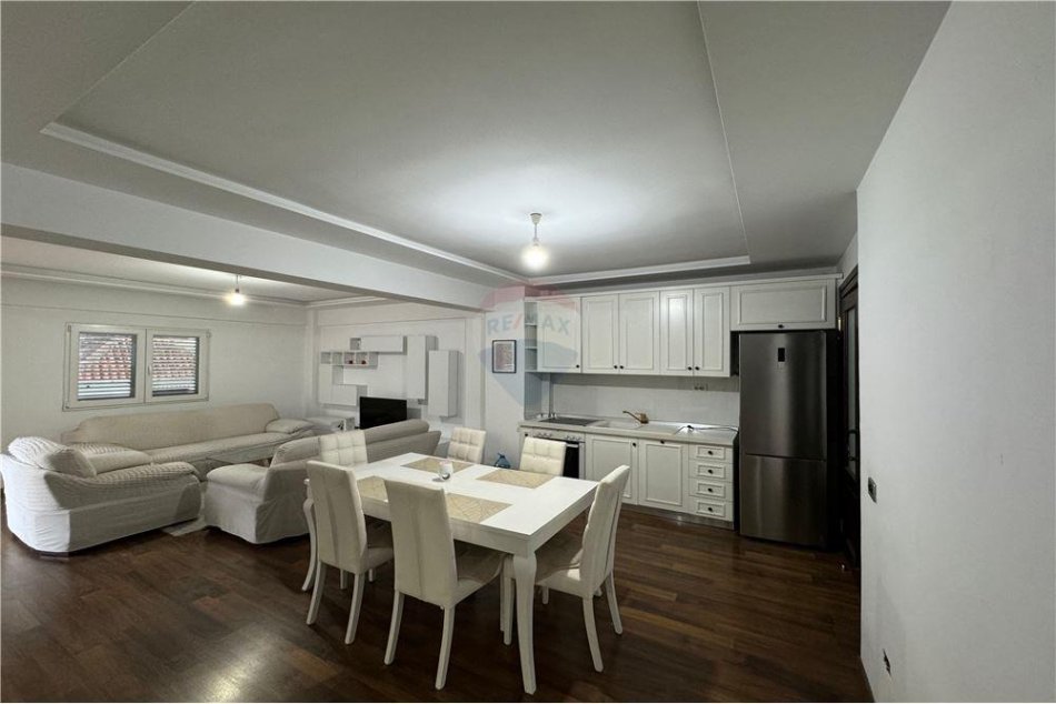 Tirane, jepet me qera apartament 2+1+Ballkon Kati 2, 120 m² 500 € (dritan hoxha)