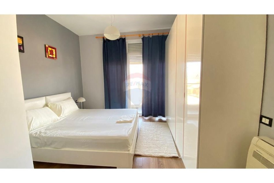 Tirane, jepet me qera apartament 2+1 , 800 € (Kopshti Botanik)