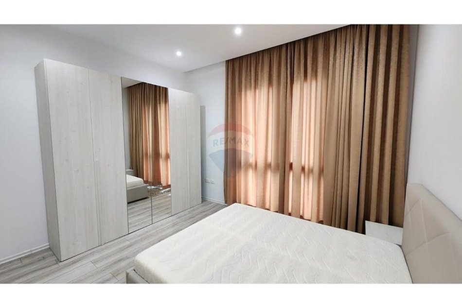 Tirane, jepet me qera apartament 1+1 Kati 8, 85 m² 750 € (21 Dhjetori, Rruga e Kavajes)