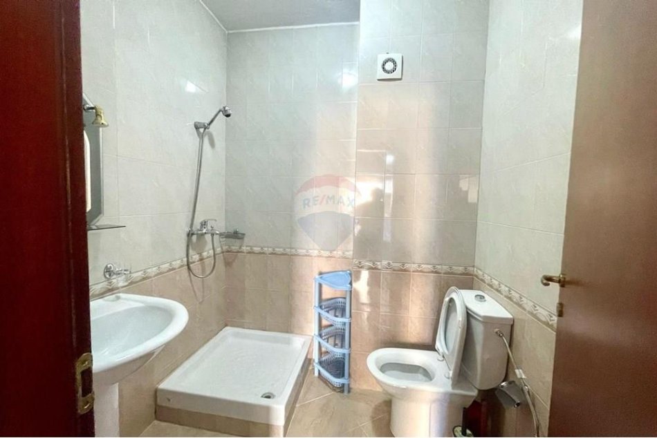 Tirane, jepet me qera apartament 2+1+Ballkon Kati 4, 120 m² 750 € (Komuna e Parisit)