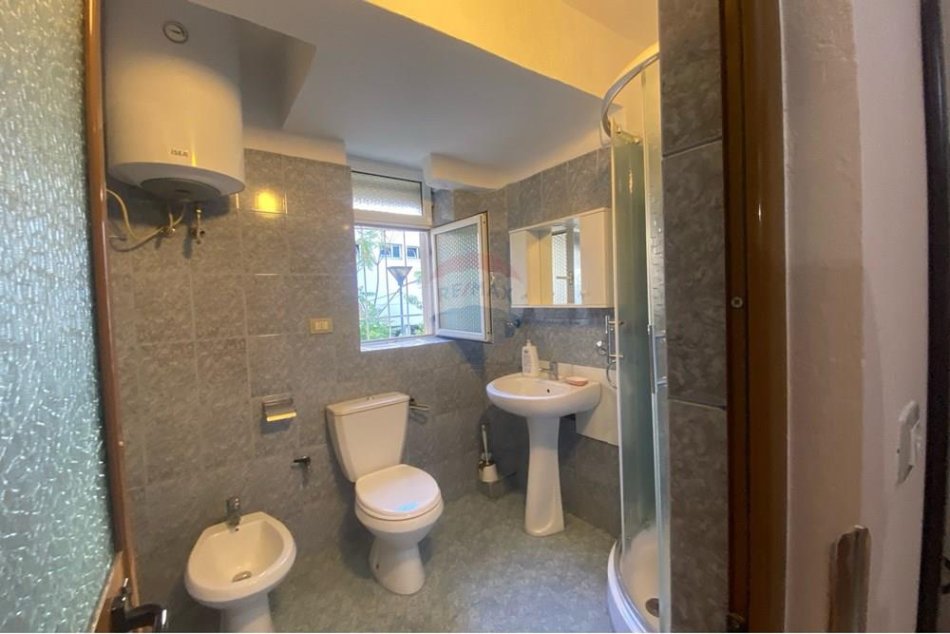 Tirane, jepet me qera apartament 2+1 , 78 m² 450 € (Muhamet Gjollesha)