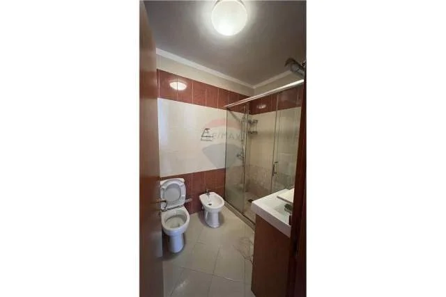 Tirane, jepet me qera apartament 1+1 85 m² 600 Euro