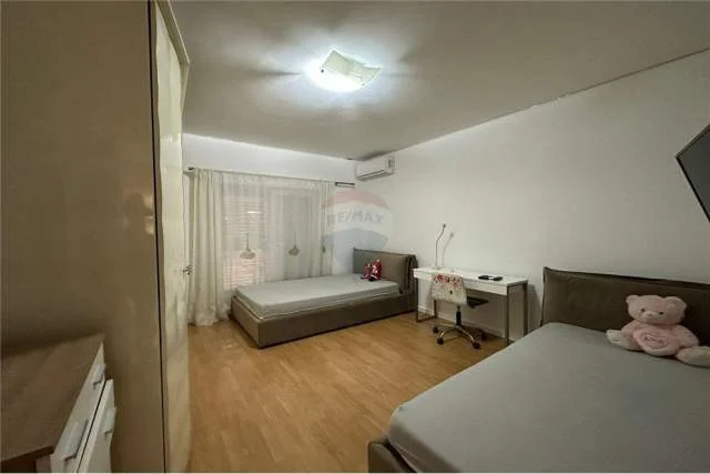 Tirane, jepet me qera apartament 2+1+BLK 200 m² 900 Euro