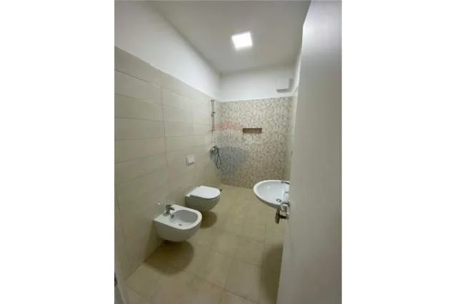 Tirane, jepet me qera apartament 3+1 Kati 1, 12.895 m² 45.000 Leke (APARTAMENT ME QIRA 3+1+2, DON BOSKO)