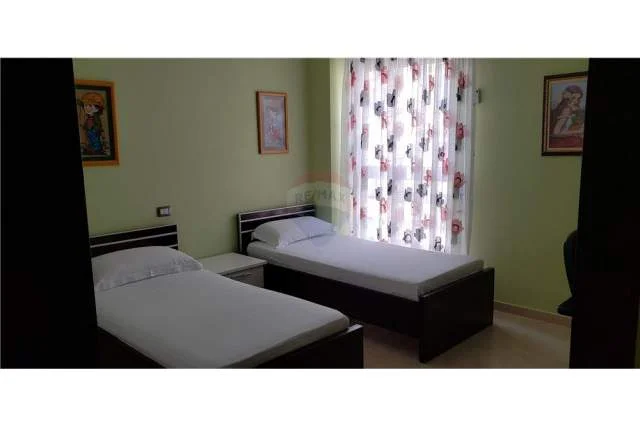 Tirane, jepet me qera apartament 2+1 Kati 4, 110 m² 850 Euro (Apartament 2+1 per qira prane Liceut Artistik)