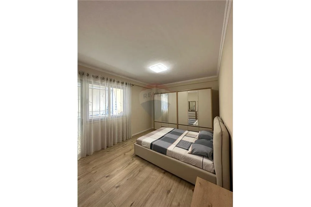 Apartament 2+1+2 per shitje te Rr Kavajes Globe