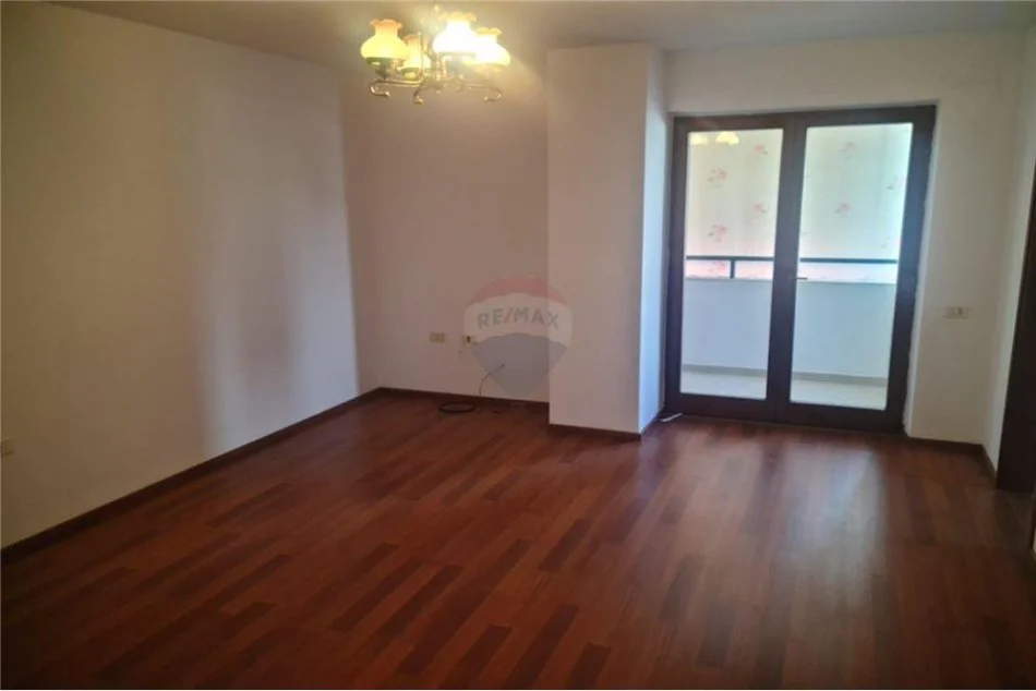Shqiperi, jepet me qera 2+1+Ballkon , 100 m² 550 € (Bulevardi Zogu i I)