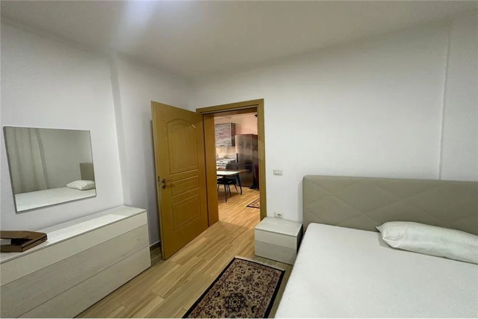 Tirane, jepet me qera apartament 2+1+Ballkon Kati 1, 70 m² 500 € (21 Dhjetori)