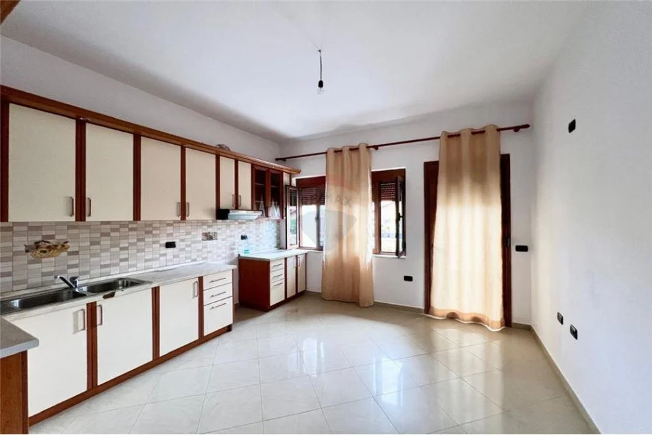 Tirane, jepet me qera 1+1 Kati 3, 70 m² 300 € (Rruga Spiro Cipi - Shkolla e Bashkuar, Shqipëri)