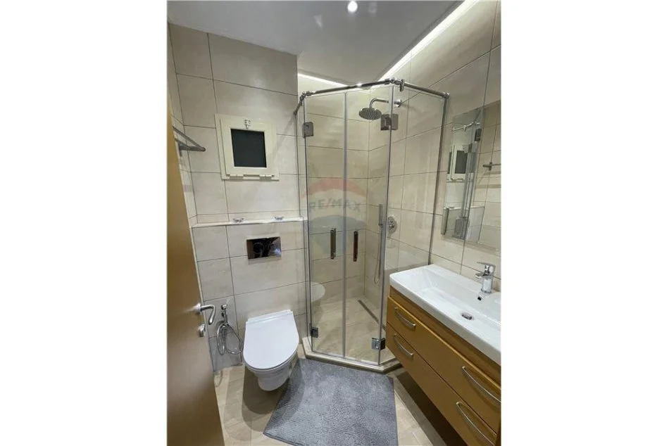 Tirane, jepet me qera apartament 1+1 Kati 8, 50 m² 500 € (Rruga Kavajes)