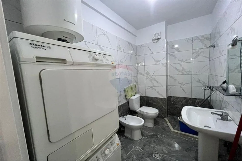 Tirane, jepet me qera apartament 1+1 Kati 2, 65 m² 500 € (komuna parisit)