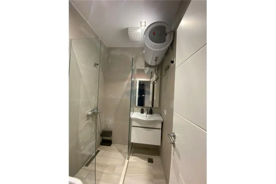 Tirane, jepet me qera apartament 2+1 Kati 1, 600 € (Rruga Artan Lenja)