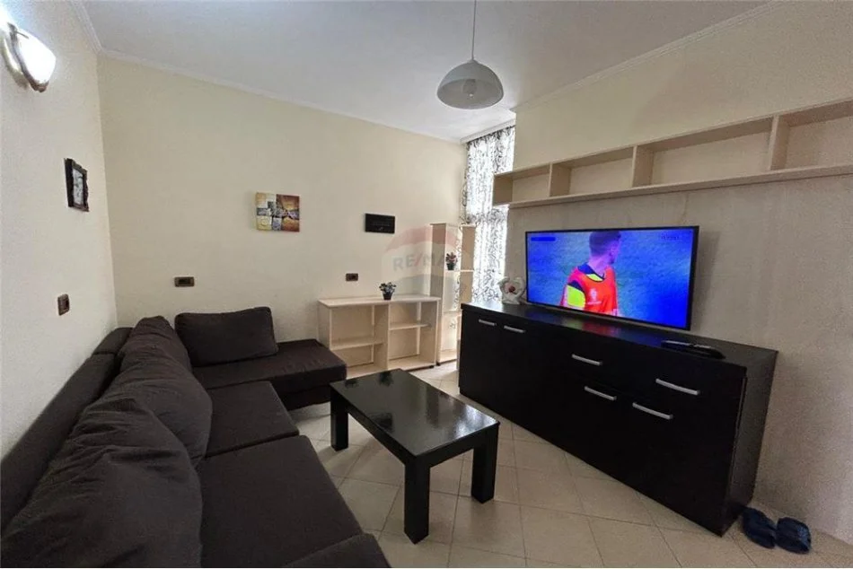 Tirane, jepet me qera apartament 1+1 Kati 1, 65 m² 390 € (Rruga Gjon Mili)