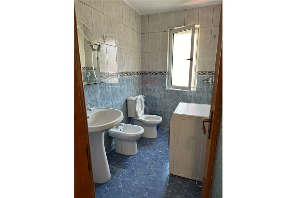 Tirane, jepet me qera apartament 1+1 Kati 5, 70 m² 500 € (Rruga e Kavajes, prane Xhamise)