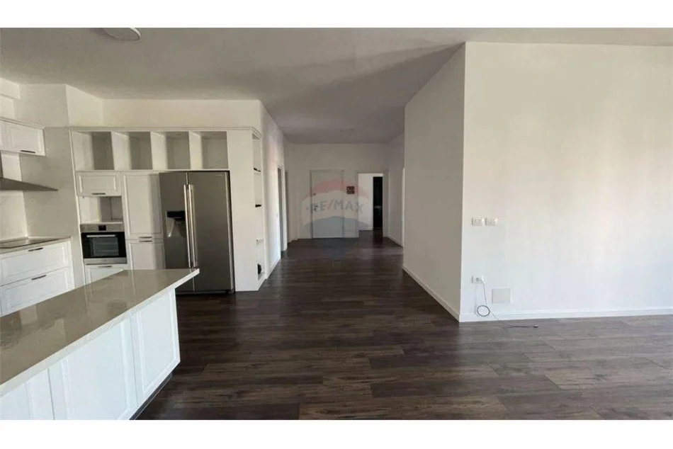 Tirane, jepet me qera apartament 3+1 Kati 3, 172 m² 1.000 € (Benjamin Kruta)
