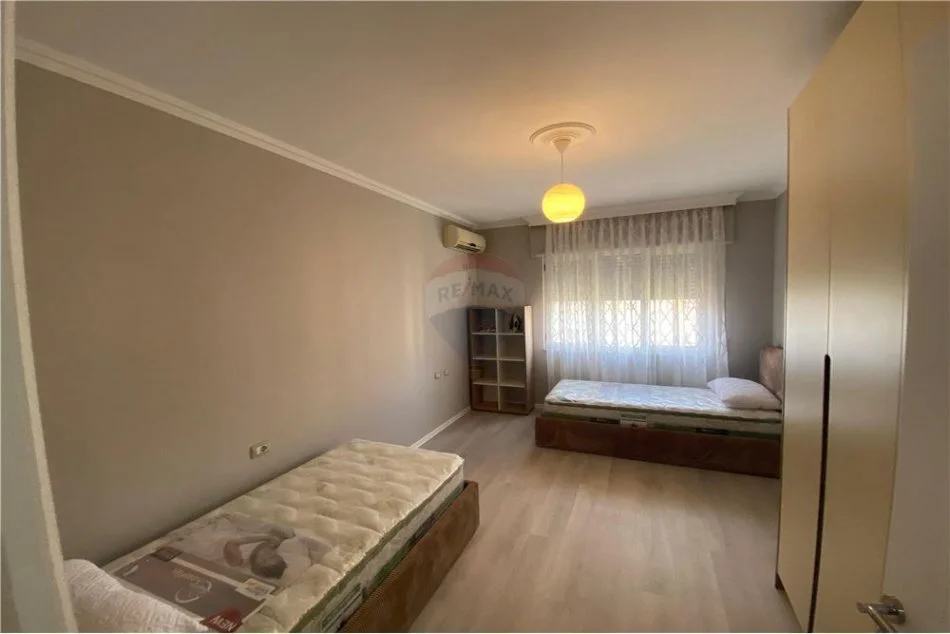 Tirane, jepet me qera apartament 2+1 Kati 8, 110 m² 750 € (Rruga Komuna e Parisit)