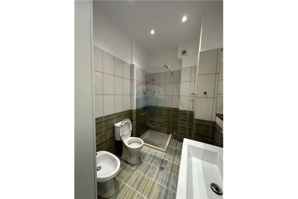Tirane, jepet me qera apartament 1+1 Kati 1, 55 m² 600 € (Bill Klinton)