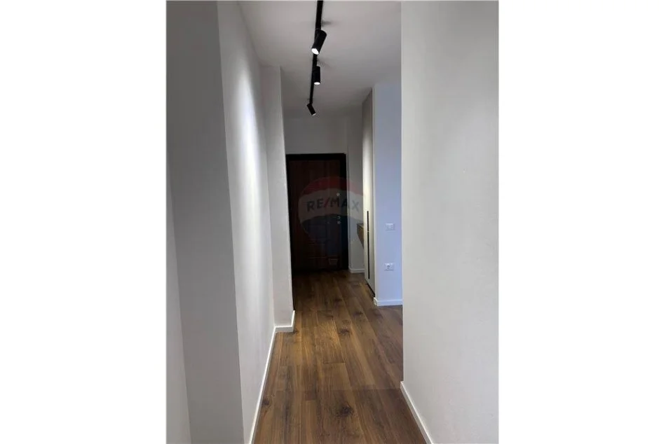 Tirane, jepet me qera apartament 1+1 , 60 m² 500 € (Shkolla e Bashkuar)