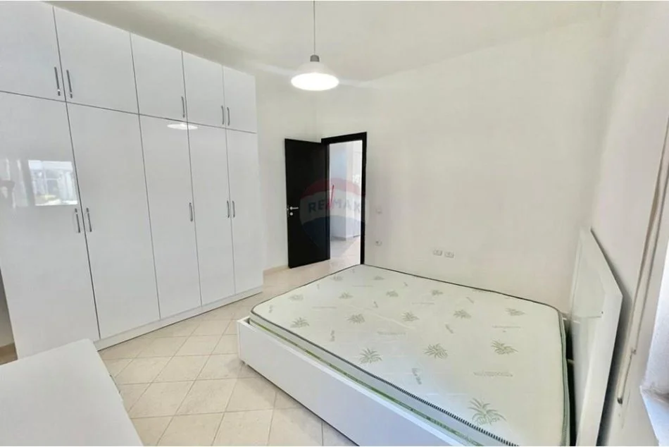 Tirane, jepet me qera apartament 1+1+Ballkon Kati 1, 64 m² 300 € (Rruga e Dajtit)