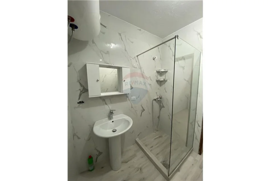 Tirane, jepet me qera apartament 1+1 Kati 3, 75 m² 500 € (Hoxha Tasim - xhamllik)
