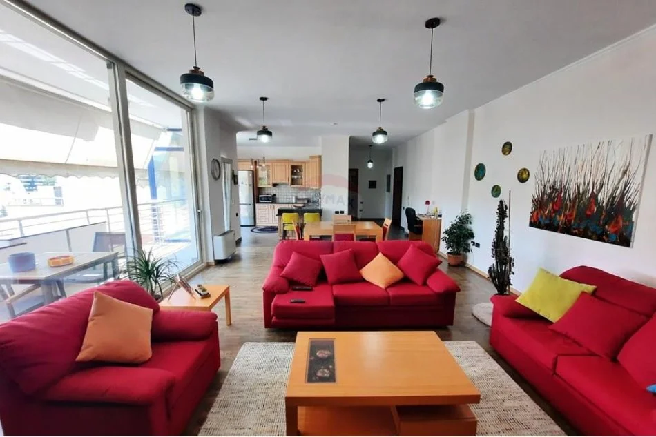 Tirane, jepet me qera apartament 2+1 , 170 m² 1.300 € (Jepet me Qira Apartament tek Ambasada Amerikane)
