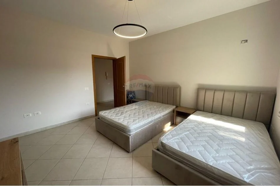 Tirane, jepet me qera apartament 2+1 Kati 3, 115 m² 800 € (Rruga e Kavajës)
